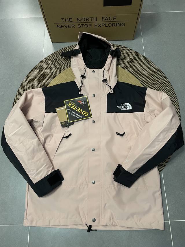 顶级复刻 粉色 The North Face 北面 经典1990冲锋衣 顶级压胶版本 1、面料：采用戈尔公司2L双层Gore-Tex面料，面料表层做超高强度防水