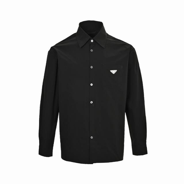 Prada 普拉达 24Fw 经典口袋三角标衬衫 原9,900购入，采用70支人丝府绸布，表面做丝光工艺，手感比较光滑。该款采用德国最新埋夹机制做而成，领口反领