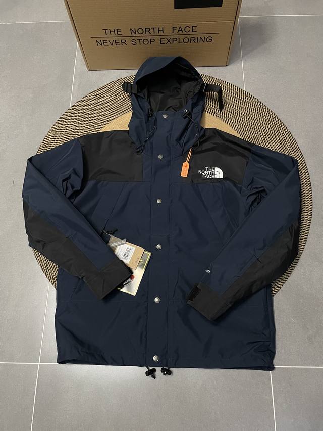 顶级复刻 深蓝色 The North Face 北面 经典1990冲锋衣 顶级压胶版本 1、面料：采用戈尔公司2L双层Gore-Tex面料，面料表层做超高强度防