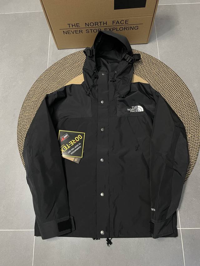 顶级复刻 黑色 The North Face 北面 经典1990冲锋衣 顶级压胶版本 1、面料：采用戈尔公司2L双层Gore-Tex面料，面料表层做超高强度防水
