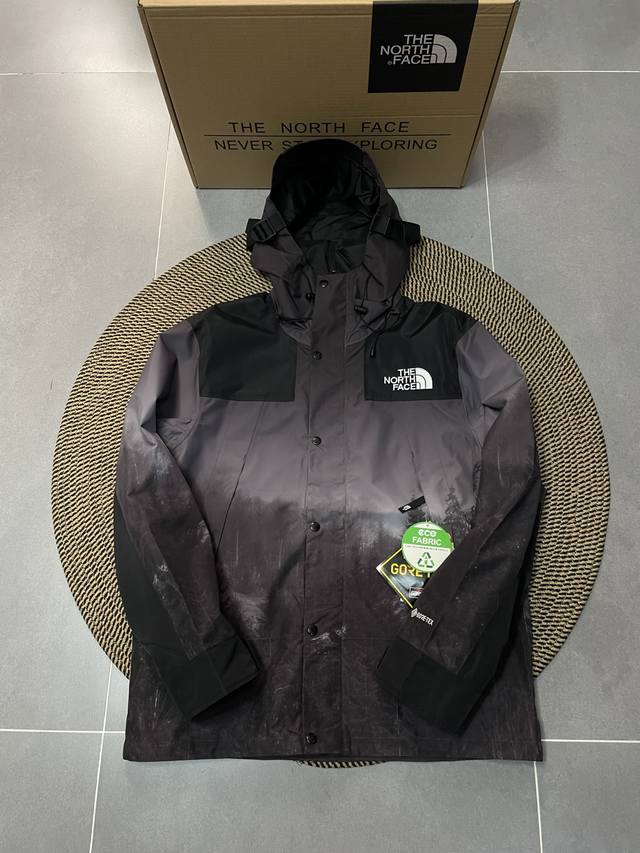 顶级版本 The North Face 全压胶北面全新限定冲锋衣 产品配色:暗夜森林 产品细节特性: 1、防水为国际Iso标准90 Iso4 级别达到荷叶水珠滚