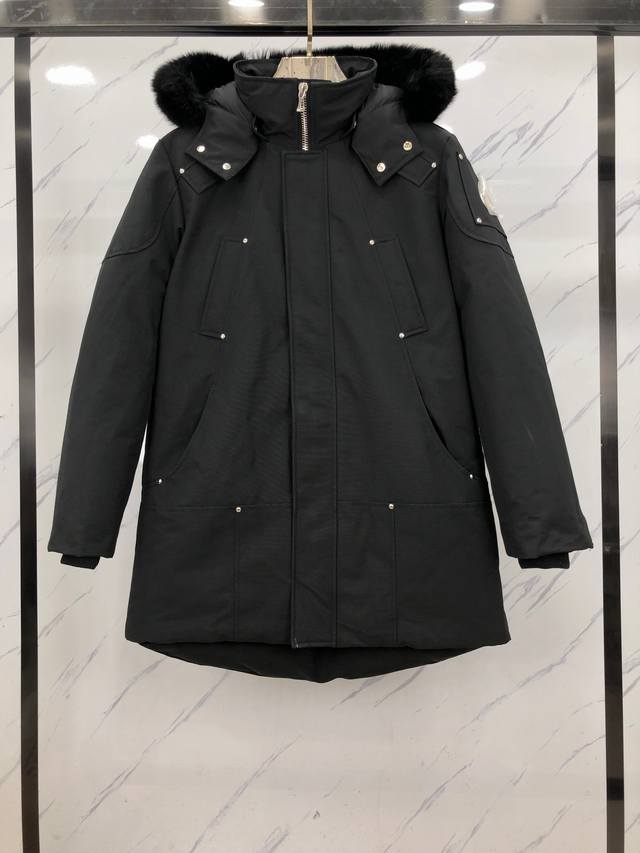 Moose Knuckles 剪刀长款 男士长款 毛领：黑 Moose Knuckles创始人家族从1921年开始生产羽绒服.并与2007年在加拿大多伦多创建品