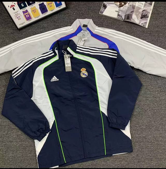 Adidas阿迪达斯 Fc Bayerntrack 皇马足球文化立领夹克 梭织球衣夹克 颜色：黑色 银灰 尺码：S-Xxl