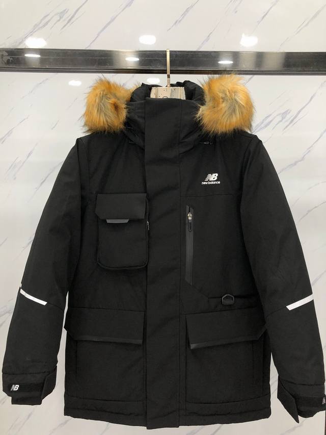 New Balance 这个冬天最有质感的一件羽绒服 可以说原材很用心了，面料真的超级有质感，哪怕对比同品牌同价位，也绝对更胜一筹。面料挺括，不易褶皱。超大毛领