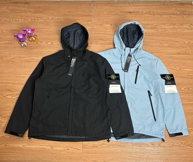 供 控 Stone Island 石头岛软壳机能拉链冲锋衣外套 甄选品质 实拍可见 面料采用高品质优质三防正品软壳冲锋衣面料 多处机能拉链设计 整件二本针走线