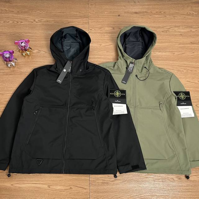 供 控 Stone Island 石头岛拉链机能户外冲锋衣外套 甄选品质 实拍可见 面料采用高品质优质三防正品冲锋衣面料防雨防风设计 多处机能拉链设计 拼接设计