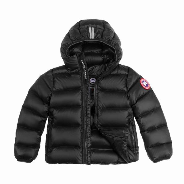 Canada Goose加拿大鹅 Crofton儿童羽绒连帽衫大鹅羽绒服 5460K 产品特色 该款式采用轻薄通道填充结构填充物：750蓬松度的鸭绒，搭配轻质面