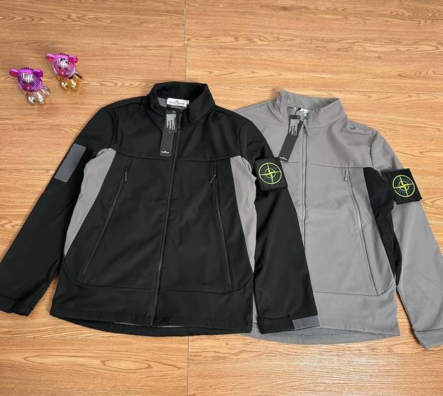 供 控 Stone Island 石头岛战术勋章魔术贴拉链机能户外冲锋衣外套 甄选品质 实拍可见 面料采用高品质优质三防正品冲锋衣面料防雨防风设计 魔术贴设计
