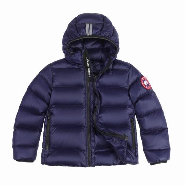 Canada Goose加拿大鹅 Crofton儿童羽绒连帽衫大鹅羽绒服 5460K 产品特色 该款式采用轻薄通道填充结构，填充物：750蓬松度的白鸭绒，搭配轻