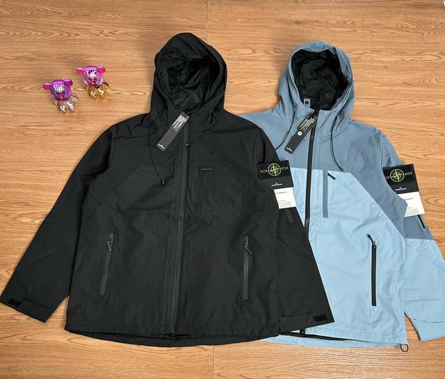 供 控 Stone Island 石头岛拼接多拉链机能户外冲锋衣外套 甄选品质 实拍可见 面料采用高品质优质三防正品冲锋衣面料防雨防风设计 多处机能拉链设计 拼