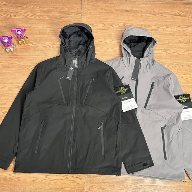 供 控 Stone Island 石头岛多拉链机能冲锋衣外套 甄选品质 实拍可见 面料采用高品质优质三防正品冲锋衣面料防雨防风设计 多处机能拉链设计 拼接设计