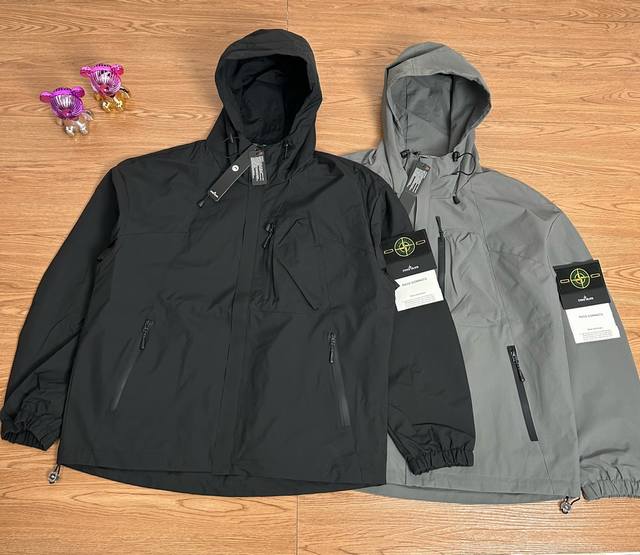 供 控 Stone Island 石头岛口袋机能冲锋衣外套 甄选品质 实拍可见 面料采用高品质优质三防正品冲锋衣面料防雨防风设计 多处机能拉链设计 拼接设计 整