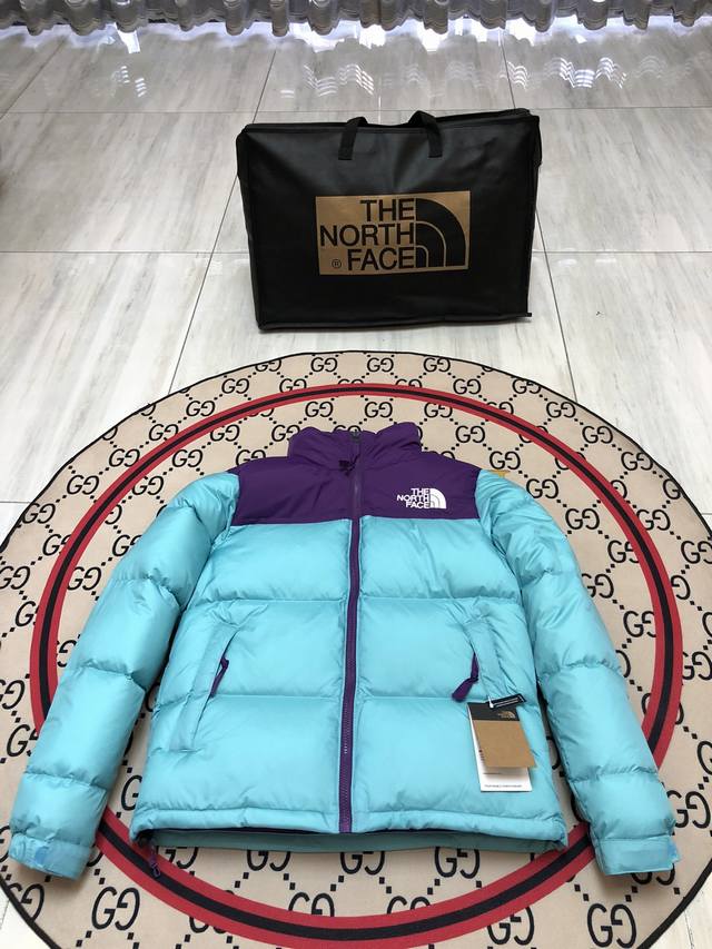 顶级原版北面 The North Face1996 款 顶级原版复刻版本就是指目前国内最高版本 没有之一 T厂出品必是精品 匠心做一件放到专柜就是Zp的衣服 。