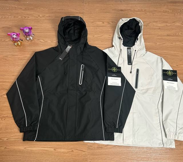 供 控 Stone Island 石头岛机能反光织带冲锋衣外套 甄选品质 实拍可见 面料采用高品质优质三防正品冲锋衣面料防雨防风设计 多处机能拉链设计 拼接设计