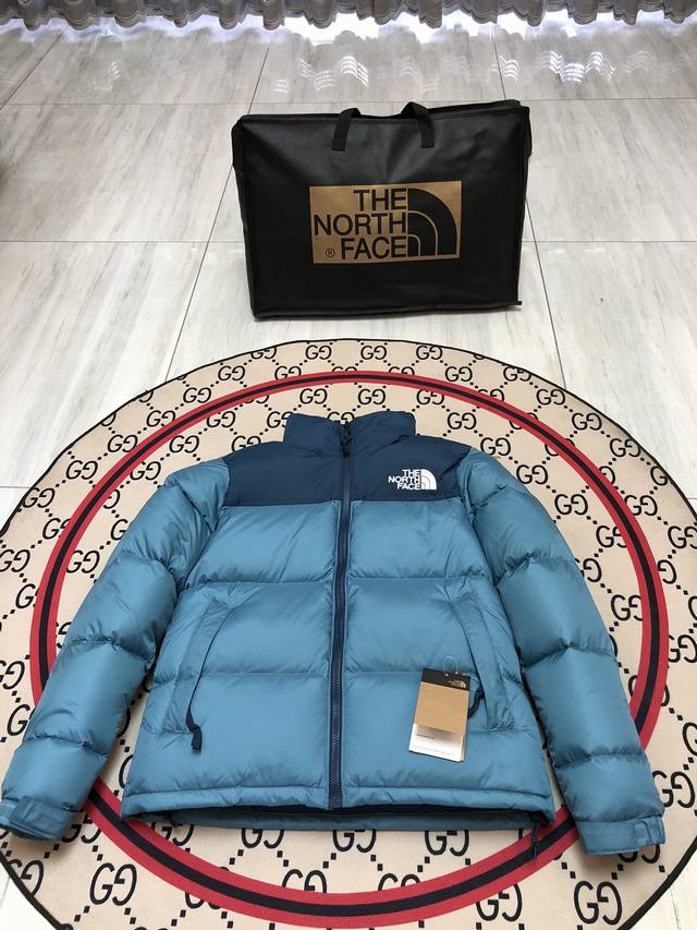 顶级原版北面 The North Face1996 款。 顶级原版复刻版本就是指目前国内最高版本 没有之一 T厂出品必是精品 匠心做一件放到专柜就是Zp的衣服