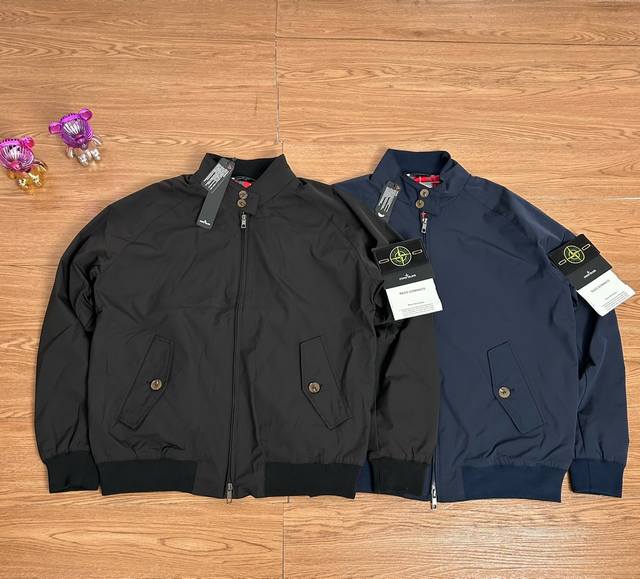 供 控 Stone Island 石头岛红格子内搭纽扣勋章飞行员机能户外外套 甄选品质 实拍可见 面料采用高品质防风防水优质冲锋衣面料 机能工装日系风十足 当季