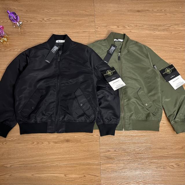 供 控 Stone Island 石头岛经典勋章飞行员机能户外外套 甄选品质 实拍可见 面料采用高品质防风防水优质冲锋衣面料 机能工装日系风十足 当季必备 非常