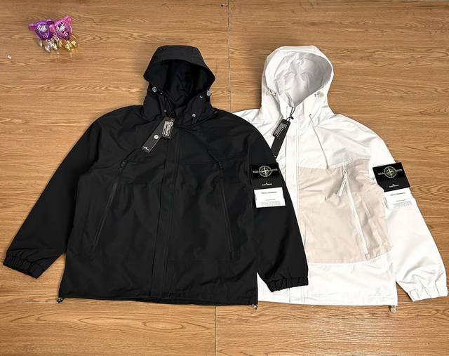 供 控 Stone Island 石头岛拼接隐藏拉链勋章机能户外冲锋衣外套 甄选品质 实拍可见 面料采用高品质防风防水优质冲锋衣面料 腋下拉链设计 整体的网眼内