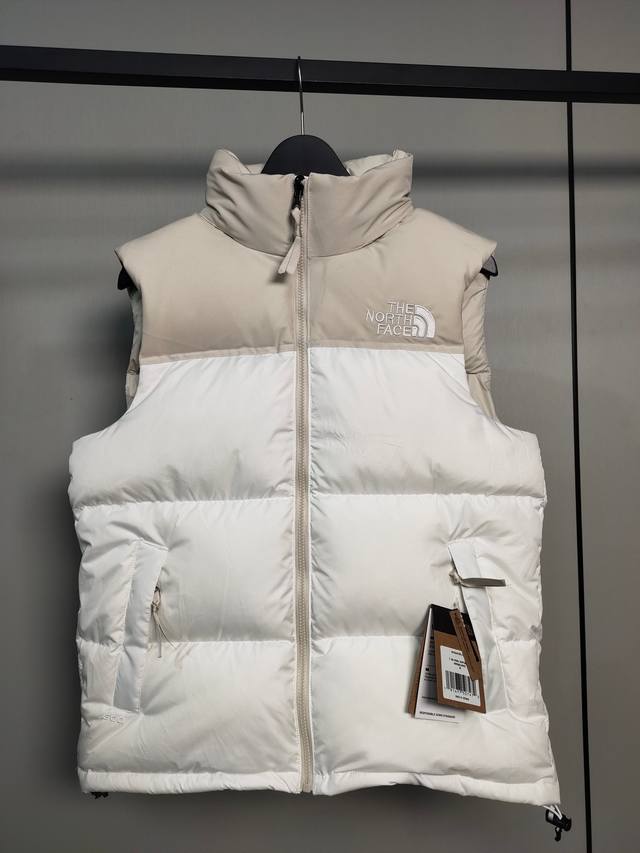 The North Face 北面 经典款羽绒马甲 面料：国内独家日本原厂面料具有防水 防钻绒 防脱色特性，24支数压光呢子纺面料！ 内胆：400D高密度支数胆