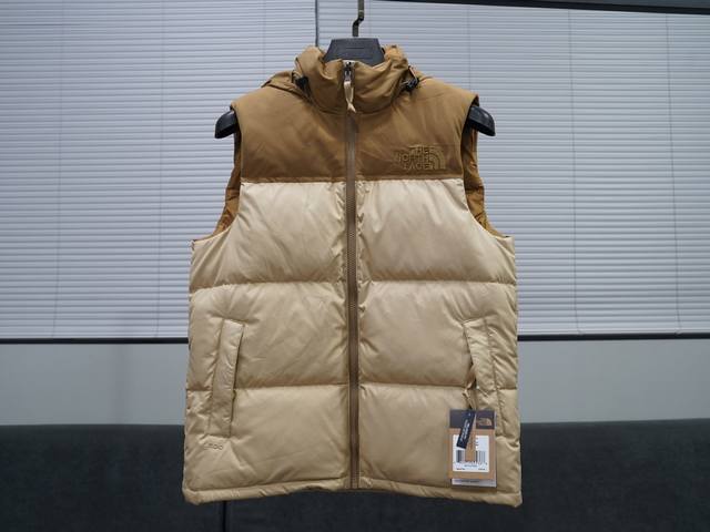 The North Face 北面 经典款羽绒马甲 面料：国内独家日本原厂面料具有防水 防钻绒 防脱色特性，24支数压光呢子纺面料！ 内胆：400D高密度支数胆