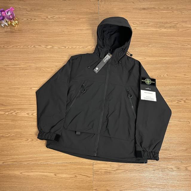 供 控 Stone Island 石头岛双拉链勋章机能户外冲锋衣外套 甄选品质 实拍可见 面料采用高品质防风防水优质冲锋衣面料 胸口双拉链设计机能工装日系风十足