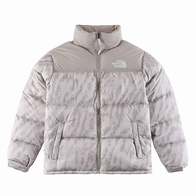 The North Face 北面 1996系列 山脉羽绒服 今年北面这么多款式中最喜欢的一款！ 米色配上山脉图案，显得特别高级感～ 男女都可穿，冬天穿起来有一