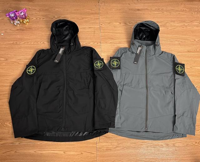 供 控 Stone Island 石头岛魔术贴经典勋章冲锋衣外套 甄选品质 实拍可见 面料采用高品质防风防水优质正品硬壳冲锋衣面料 户外防雨 多处机能拉链设计