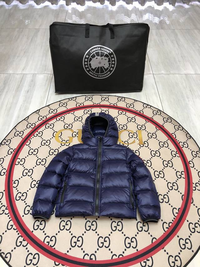 Canada Goose 加拿大鹅 Crofton婴儿连帽衫 5460B Canada Goose 最年轻的产品，这款连帽夹克以我们成人款新品设计灵感，适合小朋
