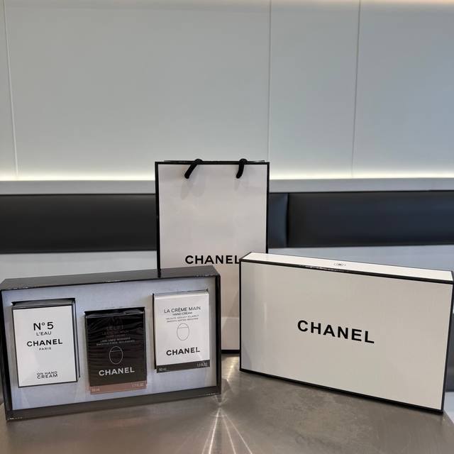 香奈儿鹅蛋护手霜礼盒装 Chanel五号之水护手霜 配盒子手提｜一盒三支 全套包装+手提袋 颜值控全部来围观 可以随身携带 非常方便 配送礼盒包装送人体面 黑色