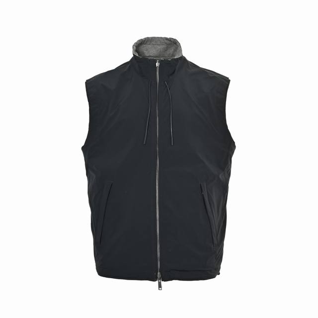Zegna 杰尼亚 微纤维Brezza双面马甲 选用100%聚酯纤维打造的微纤维面料，以出色的抗撕裂，耐磨性能著称，穿着过程中能快速恢复平整，长久保持衣物挺括有
