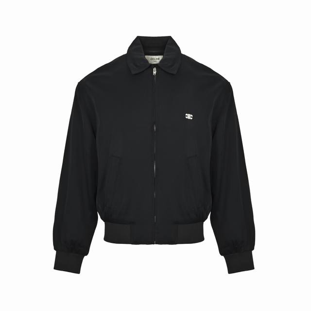 Celine 赛琳 25Fw 凯旋门小标刺绣翻领夹克外套 采用仿桑蚕丝面料，定织定染面料。里布为人丝里布，100%聚酯纤维保证透气性。胸口白色经典凯旋门刺绣。平