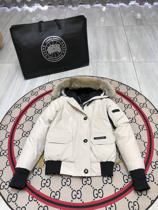 02款#加拿大鹅 Canada Goose 天然西伯利亚郊狼毛领，那种细腻又坚挺的手感，是来自大自然风霜侵蚀才呈现出来的生命感！正品开版！全部细节到位！面料采用