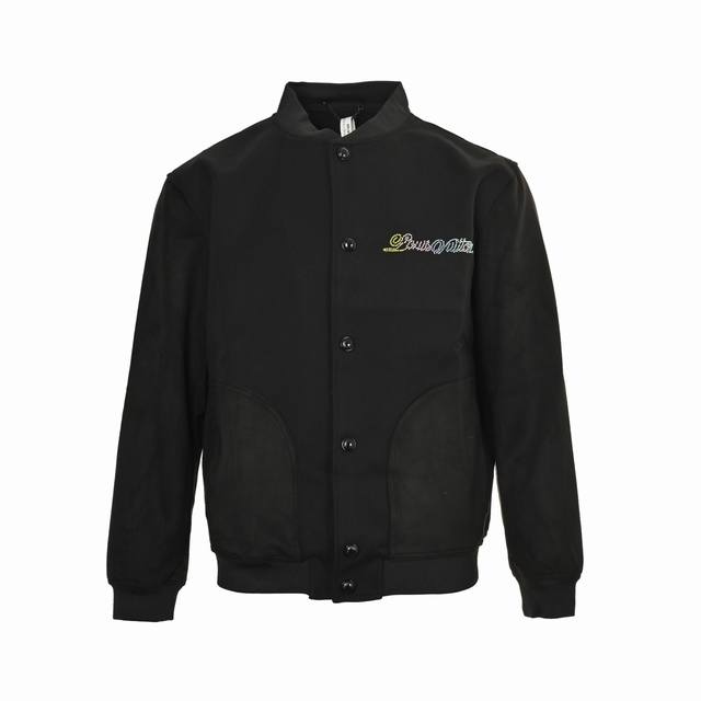 Louis Vuitton 路易威登 皮革烫钻棒球服夹克 本款棒球束腰夹克以深邃色调道出典雅风尚。绵羊毛裁出考究衣身，与正绒面革衣袖和口袋碰撞质感反差。手写体路
