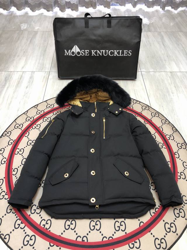 Moose Knuckles 剪刀06 男士短款 毛领：黑 白 可自由选择 Moose Knuckles创始人家族从1921年开始生产羽绒服.并与2007年在加