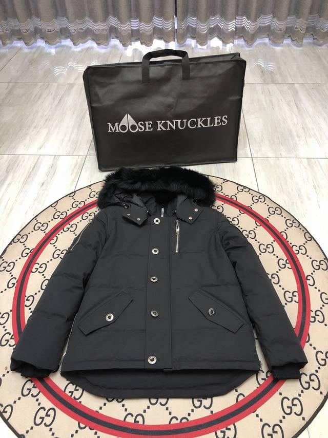 Moose Knuckles 剪刀06 男士短款 毛领：黑 白 可自由选择 Moose Knuckles创始人家族从1921年开始生产羽绒服.并与2007年在加