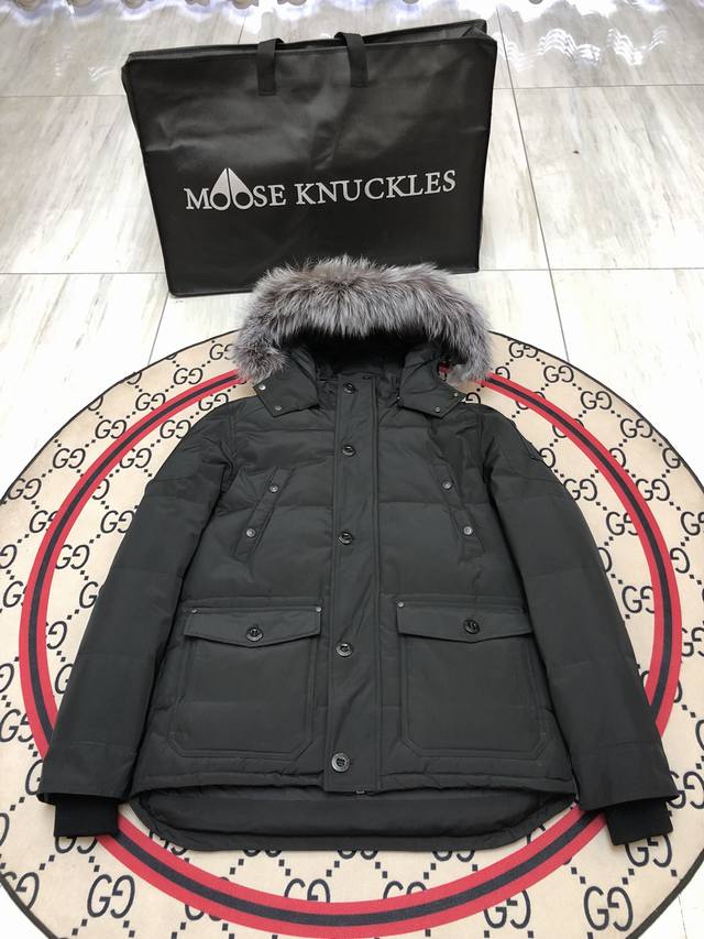 Moose Knuckles 剪刀07 男士短款 Moose Knuckles创始人家族从1921年开始生产羽绒服.并与2007年在加拿大多伦多创建品牌！定位高