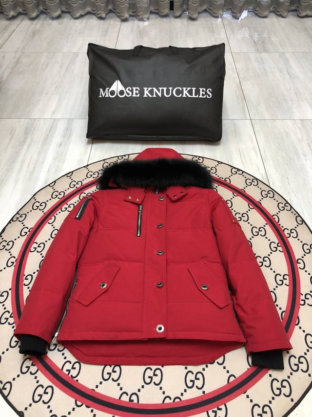 Moose Knuckles 剪刀05 女士短款 毛领：黑 白 可自由选择 Moose Knuckles创始人家族从1921年开始生产羽绒服.并与2007年在加