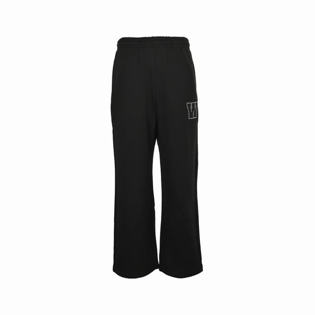 We11 Done 珍珠烫钻字母长裤 面料采用最新型牛津面料 扣子采用天然贝壳扣 自家品牌衬衫工厂P流水线生产针距细密走线整齐 细节决定品质 三标齐全 版型可宽