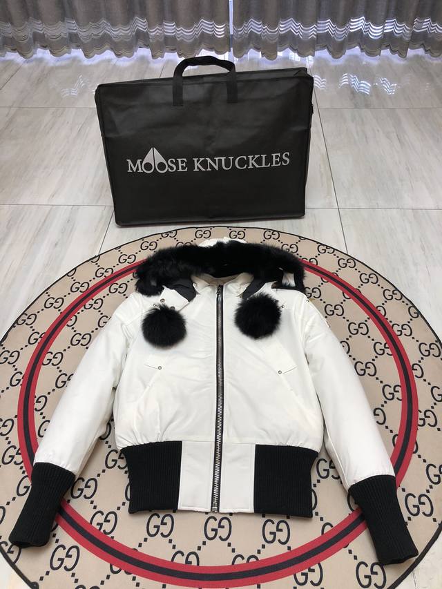 Moose Knuckles 剪刀03 女士短款 毛领：黑 白 可自由选择 Moose Knuckles创始人家族从1921年开始生产羽绒服.并与2007年在加