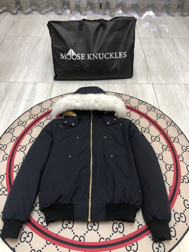 Moose Knuckles 金剪刀02 男士短款 毛领：黑 白 可自由选择 Moose Knuckles创始人家族从1921年开始生产羽绒服.并与2007年在