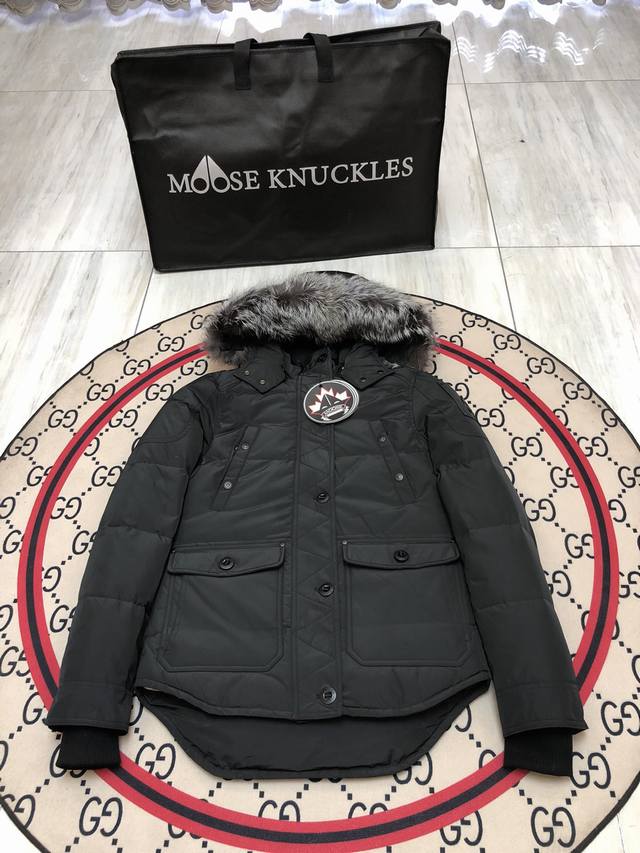 Moose Knuckles 剪刀04 女士短款 Moose Knuckles创始人家族从1921年开始生产羽绒服.并与2007年在加拿大多伦多创建品牌！定位高