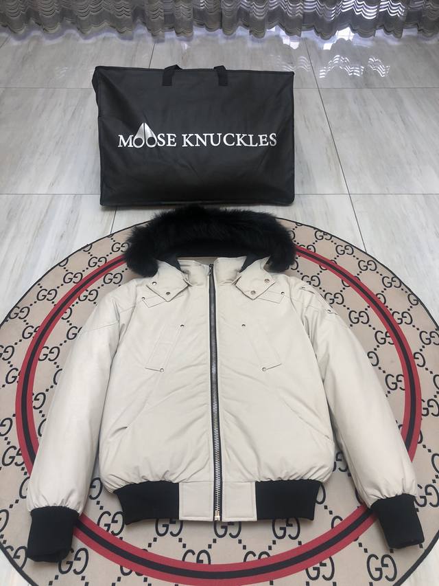 Moose Knuckles 剪刀02 男士短款 毛领：黑 白 可自由选择 Moose Knuckles创始人家族从1921年开始生产羽绒服.并与2007年在加