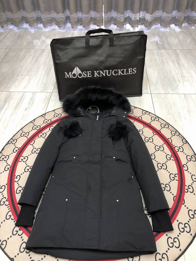 Moose Knuckles 剪刀01 女士长款 毛领：黑 白 可自由选择 Moose Knuckles创始人家族从1921年开始生产羽绒服.并与2007年在加