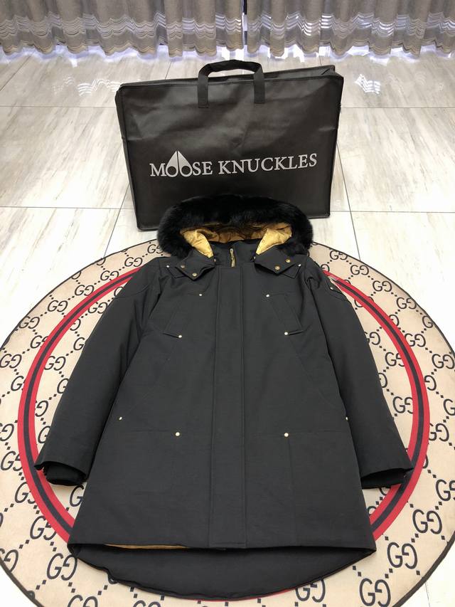 Moose Knuckles 金剪刀长款 男士长款 毛领：黑 Moose Knuckles创始人家族从1921年开始生产羽绒服.并与2007年在加拿大多伦多创建