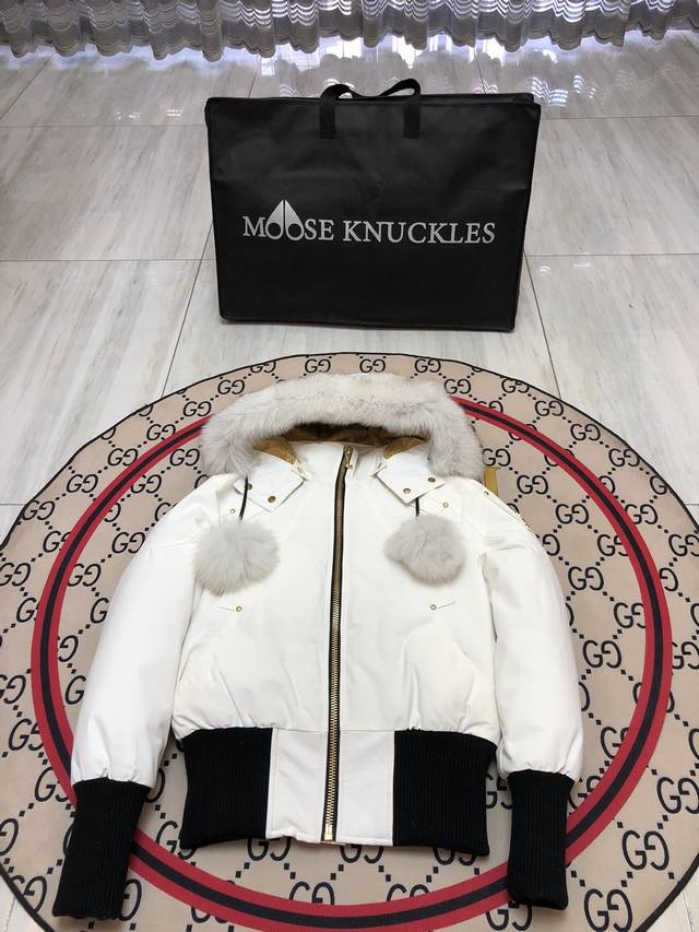 Moose Knuckles 金剪刀03 女士短款 毛领：黑 白 可自由选择 Moose Knuckles创始人家族从1921年开始生产羽绒服.并与2007年在