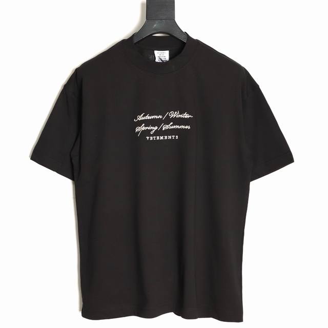 Vetements 维特萌 草写标语Logo字母刺绣短袖T恤 面料26S精棉双股300克，罗纹拉架十字螺纹，采用细支数纱线织造，使得面料质地轻薄，透气性好，穿着
