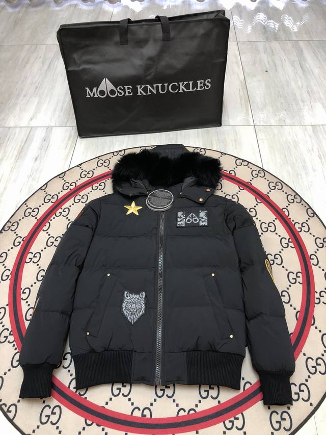 Moose Knuckles 剪刀 Collington Bomber 刺绣肩章多标连帽飞行夹克男女同款羽绒服 面料采用锦纶原厂复合面料，表面经过杜邦公司生产的