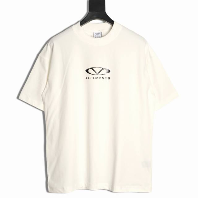 Vetements 维特萌 徽标小Logo标语印花短袖T恤 面料26S精棉双股300克，罗纹拉架十字螺纹，采用细支数纱线织造，使得面料质地轻薄，透气性好，穿着舒