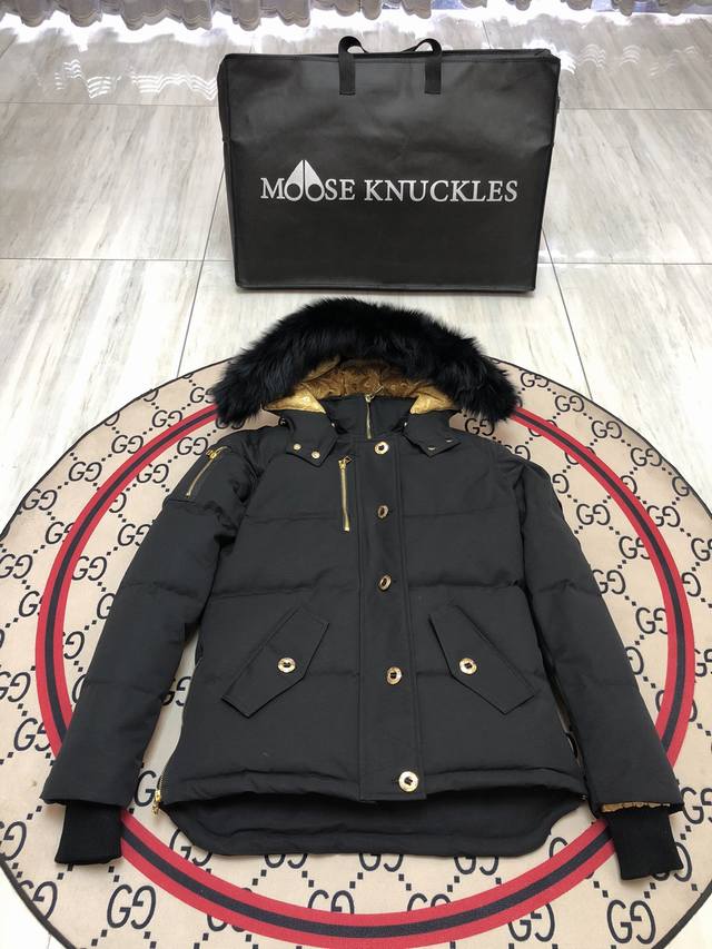 Moose Knuckles 剪刀05 女士短款 毛领：黑 白 可自由选择 Moose Knuckles创始人家族从1921年开始生产羽绒服.并与2007年在加