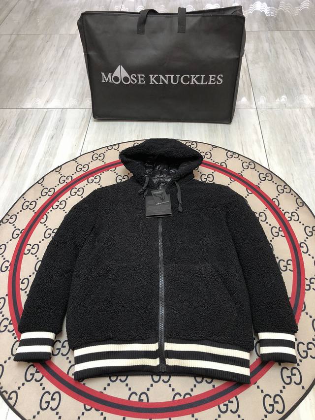Moose Knuckles 剪刀羊羔绒 情侣款 Moose Knuckles创始人家族从1921年开始生产羽绒服.并与2007年在加拿大多伦多创建品牌！定位高